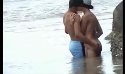 Flagra de casal fazendo sexo na praia