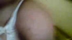 Branquinha dando a buceta no sofa Videos de sexo amador com mulheres bebadas sendo violentadas por traficantes