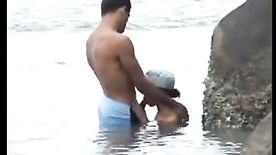 Transando na praia amador Fazendo sexo de pé